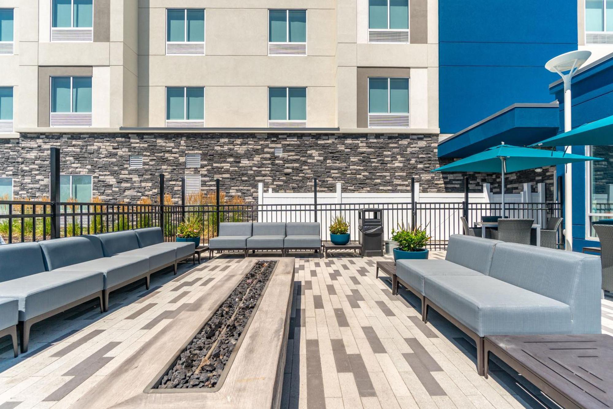Hampton Inn Redmond Bend Airport Екстериор снимка